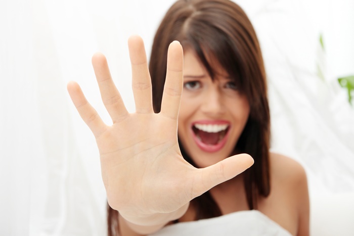 Dizer que o melhor jeito de aprender é errando. Mas se você tiver algumas dicas para pegar um atalho e cortar o caminho, não é nada mal, né? Por isso veja 9 atitudes masculinas no sexo que as mulheres não gostam:
1# DEMORAR MUITO PARA GOZAR
Passados uns 30 minutos de penetração, as mulheres começam a ficar secas e o atrito torna-se um incômodo. Ou você goza de uma vez para fazerem uma pausa, ou lubrifique-a bem para que possam continuar.
2# GOZAR RÁPIDO DEMAIS
Se na hora que começa a ficar bom você goza, praticamente tirou o doce depois que ela deu a